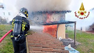 I vigili del fuoco sul luogo dell'incendio