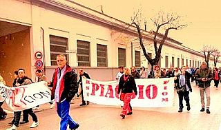 Uno sciopero degli operai Piaggio (archivio)