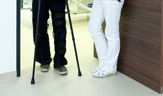 persona con stampelle e fisiatra