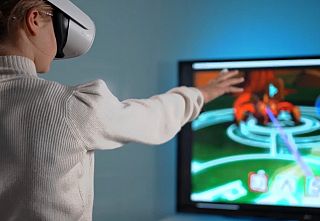 bambino fa esercizi con la realtà virtuale riabilitativa