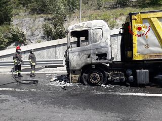 Un camion bruciato in un incendio - foto di repertorio