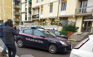 Carabinieri davanti all'appartamento in via Fontana