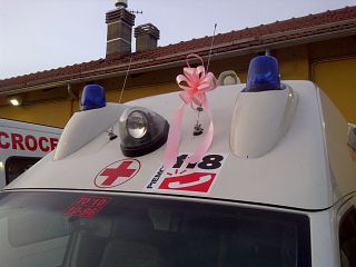 ambulanza con fiocco rosa