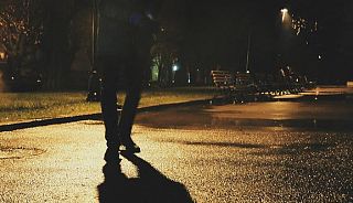 persona che cammina nella notte