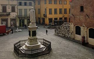 In foto la piazza del Comune di Prato
