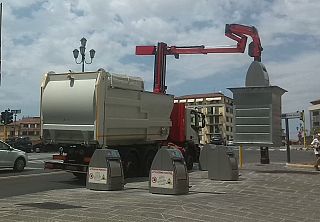 Camion svuota un cassonetto interratto in piazza Solferino