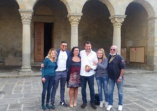 Salvini davanti alla pieve di Cascia con Veronica Nenci e alcuni candidati della lista Nenci