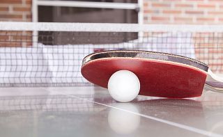 racchetta e pallina da ping pong