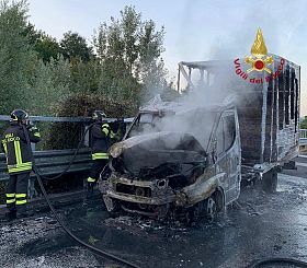 furgone incendiato in autostrada