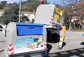 cassonetti dei rifiuti a Carrara