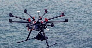 In foto un drone sull'acqua