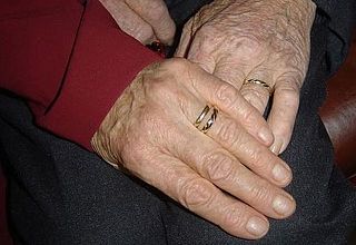 mani anziane di sposi