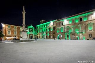 piazza illuminata di verde
