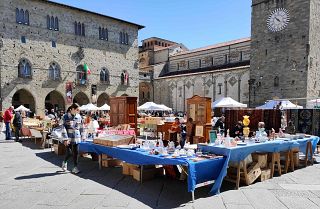 Il mercato antiquario in piazza Duomo