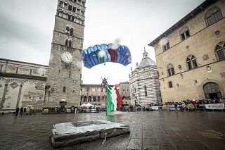 L'atterraggio del tricolore in piazza Duomo