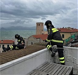 Vigili del fuoco su un tetto a Piombino (foto ufficio stampa vigili del fuoco)