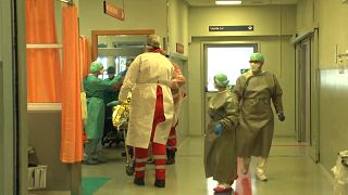 infermieri in tenuta anti Covid in un corridoio d'ospedale