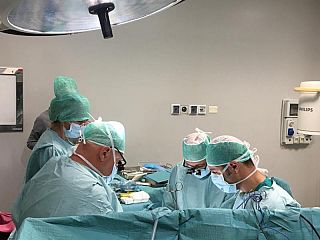 Una équipe chirurgica - foto di repertorio