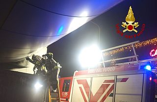 I vigili del fuoco al lavoro sul viadotto