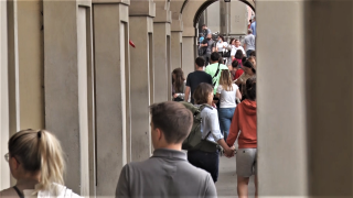 Turisti sotto il corridoio Vasariano a Firenze
