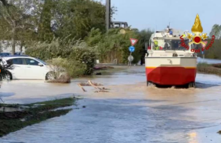 Un mezzo anfibio dei vigili del fuoco durante le alluvioni del 2023