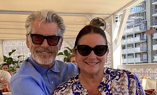 Pierce Brosnan e la moglie