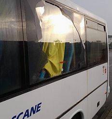 Il bus danneggiato