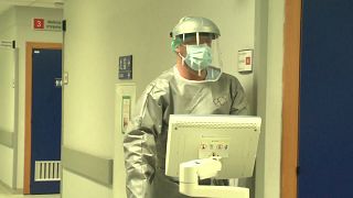 medico in tenuta anti covid in ospedale
