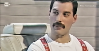 Freddie Mercury durante un'intervista a metà degli anni ottanta