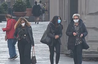 Gente con la mascherina per strada