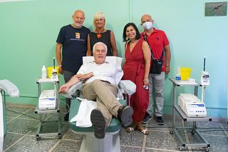 giani dona sangue, foto di gruppo con rappresentanti avis
