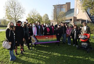 La panchina arcobaleno inclusiva è la prima del genere in Toscana, la terza in Italia