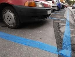 parcheggio con strisce blu