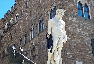 La statua del Biancone con il drappo nero