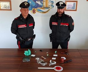 carabinieri con la droga recuperata
