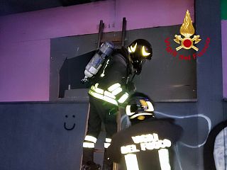 i vigili del fuoco al lavoro