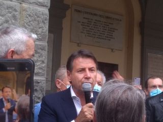 Giuseppe Conte ieri a Montevarcchi