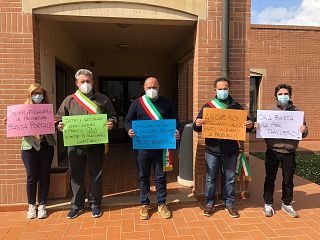 La protesta dei sindaci della bassa Valdicecina di fronte al centro vaccinale ancora chiuso, a causa della mancanza di dosi di vaccino anti-covid