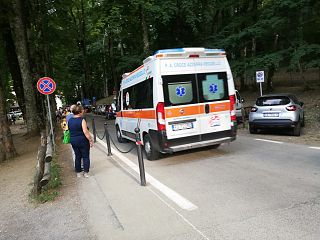 L'ambulanza giunta ieri pomeriggio al Saltino