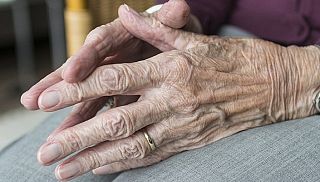 mani di persona anziana