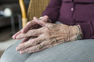 mani di signora anziana