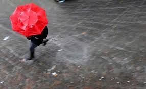 persona con ombrello aperto