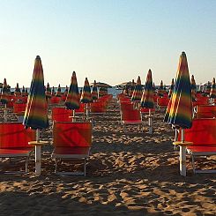 Spiaggia con file di ombrelloni colorati