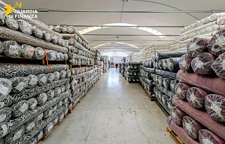 Parte dei tessuti posti sotto sequestro dalla guardia di finanza