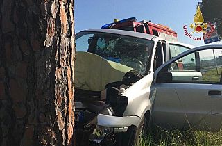 incidente auto contro albero