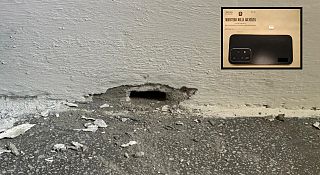 La fessura in cui era nascosto uno dei telefonini, nel riquadro uno dei dispositivi rinvenuti