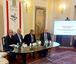 Il presidente Giani e l'assessore Ciuoffo con il prefetto Valenti e il direttore dell'Agenzia Corda