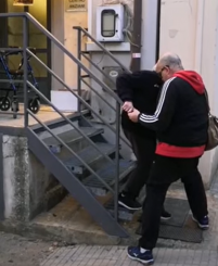 anziana in difficoltà mentre scende le scale