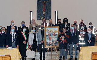 foto di gruppo, al centro il quadro donato e benedetto