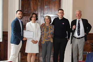  Giacomo Palai riceve il premio dalla famiglia Zucconi e dal professor Amedeo Alpi